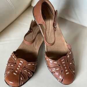 Clark’s closed toe sandals Size 9